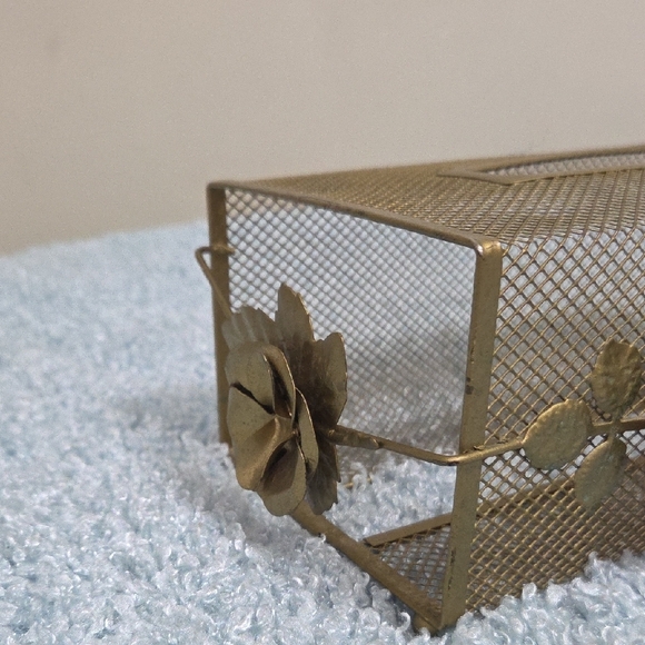 Elegant Gold Floral Mesh Tissue Box Holder - Picture 4 of 6